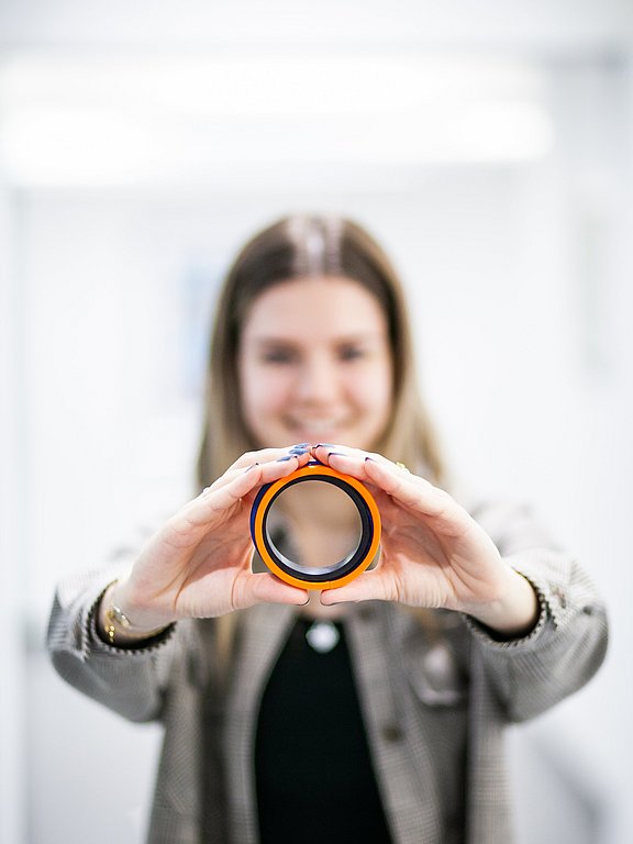 Hydraulikdichtung Simone Rakaseder hält Hydraulikdichtung in beiden Händen | HENNLICH